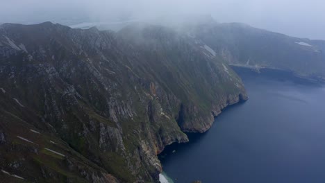 acantilados de la liga slieve, carrick, condado de donegal, irlanda