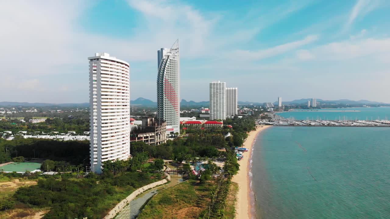 vista aérea de los edificios altos de pattaya tailandia en la playa por la tarde