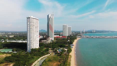 Vista-Aérea-De-Los-Edificios-Altos-De-Pattaya-Tailandia-En-La-Playa-Por-La-Tarde