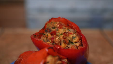cerca de un tentador par de pimientos rojos rellenos listos para comer