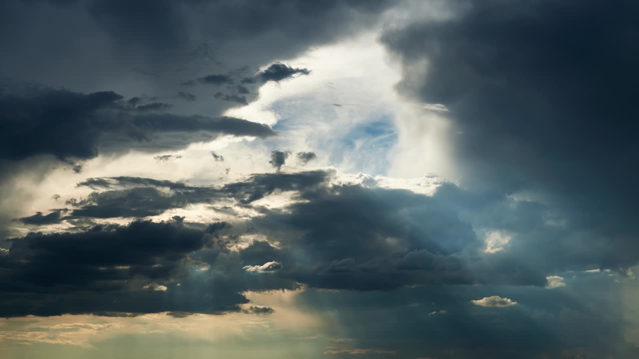 hermoso cielo oscuro dramático con nubes tormentosas el tiempo transcurre antes de la lluvia