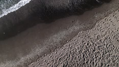 Olas-Del-Océano-En-La-Playa,-Moviéndose-Hacia-Abajo