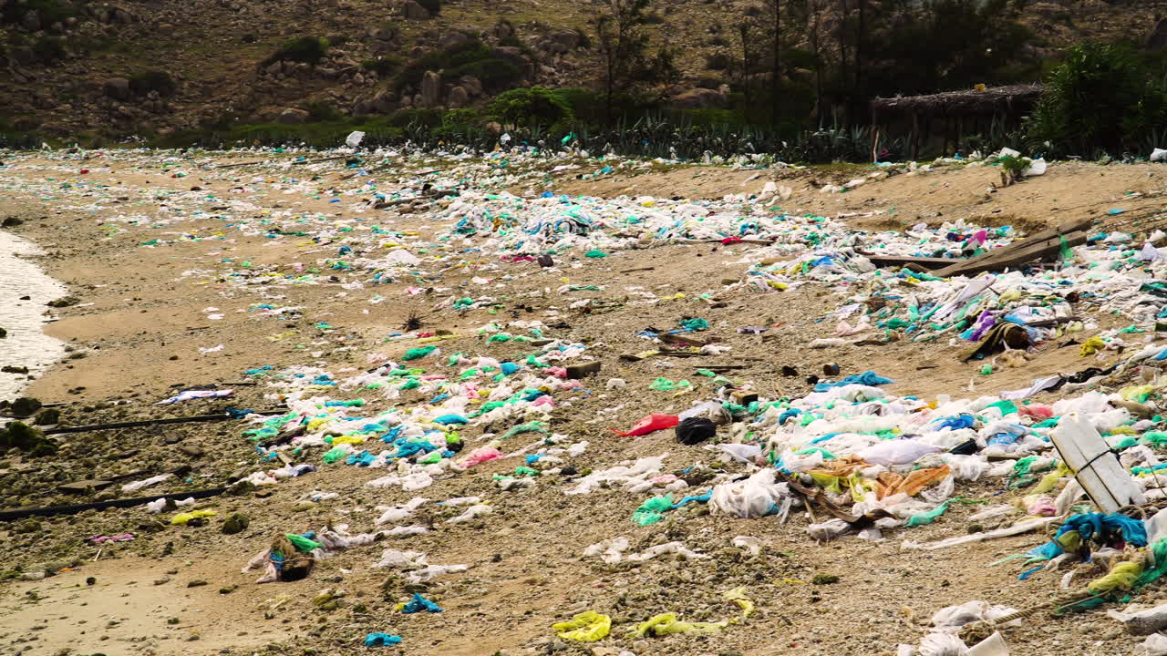 panorama panorámico, playa sucia contaminada con basura plástica del océano