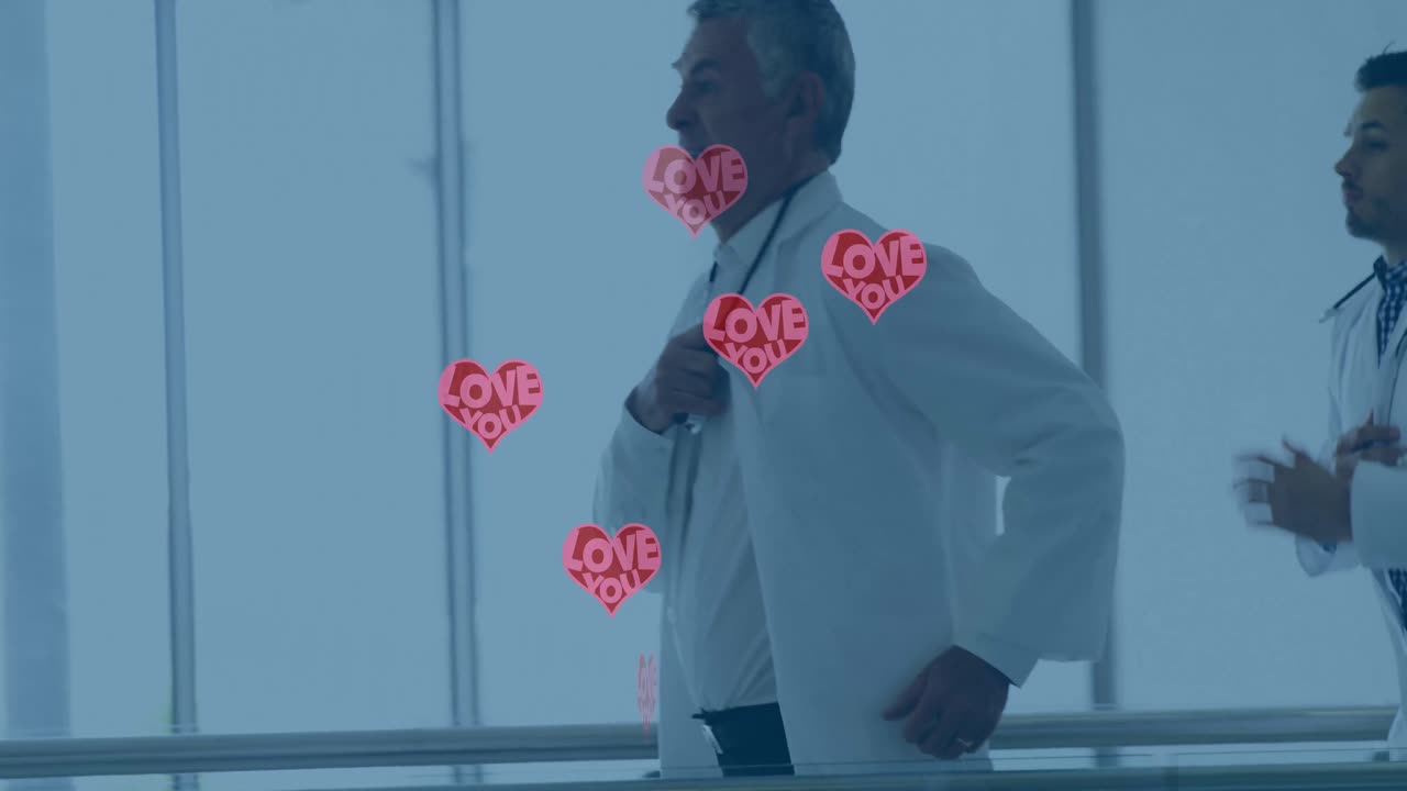animación de los corazones con amor sobre diversos médicos que corren en el pasillo