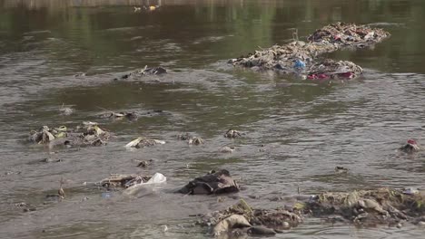 Müllabfälle-Werden-In-Einem-Slum-In-Pakistan-In-Den-Fluss-Geworfen