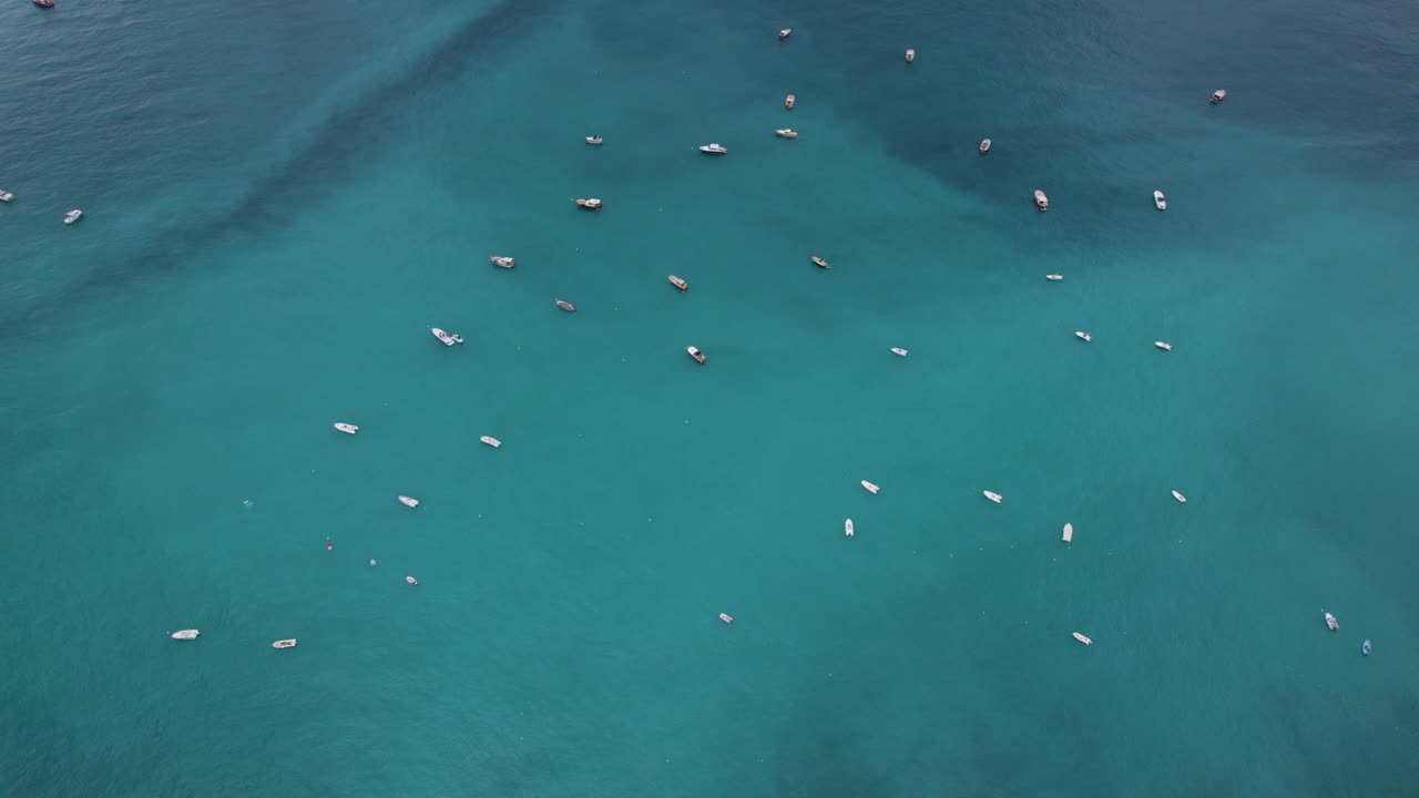 이탈리아 아말피 해안의 이국적인 리비에라 해역에 있는 요트 - 공중