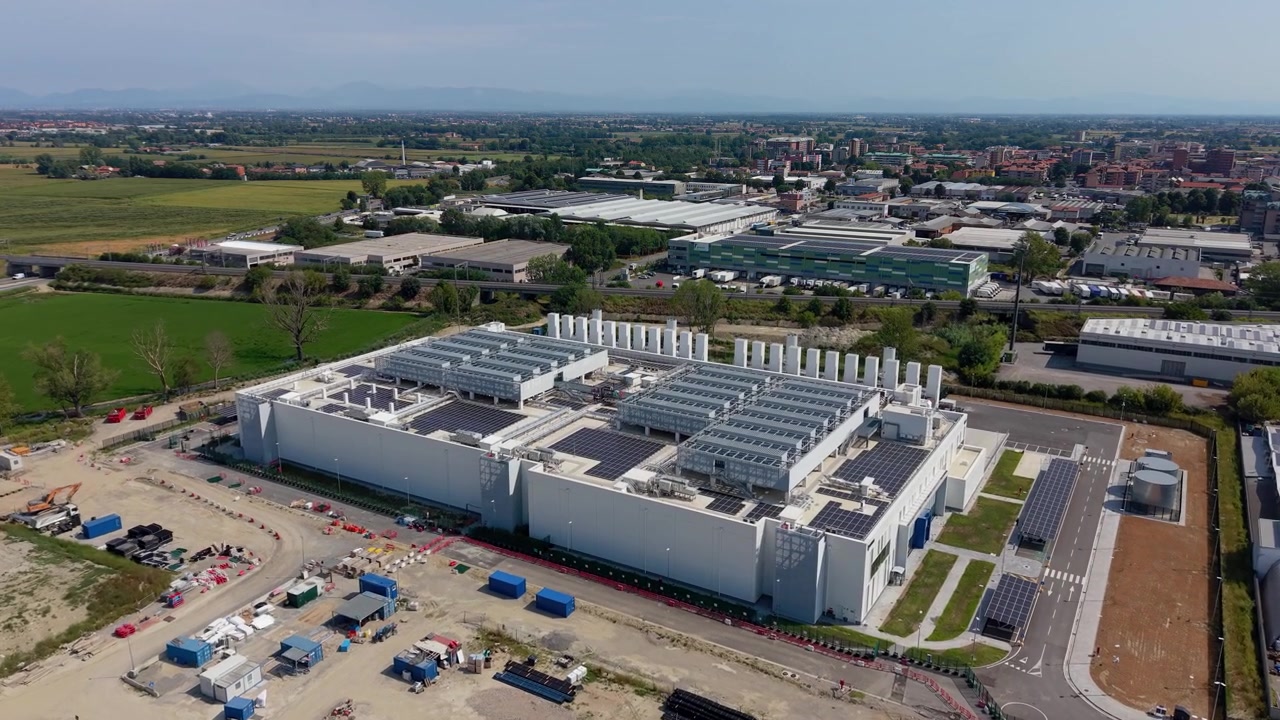 Grande campus di data center a Milano, Italia, vista aerea
