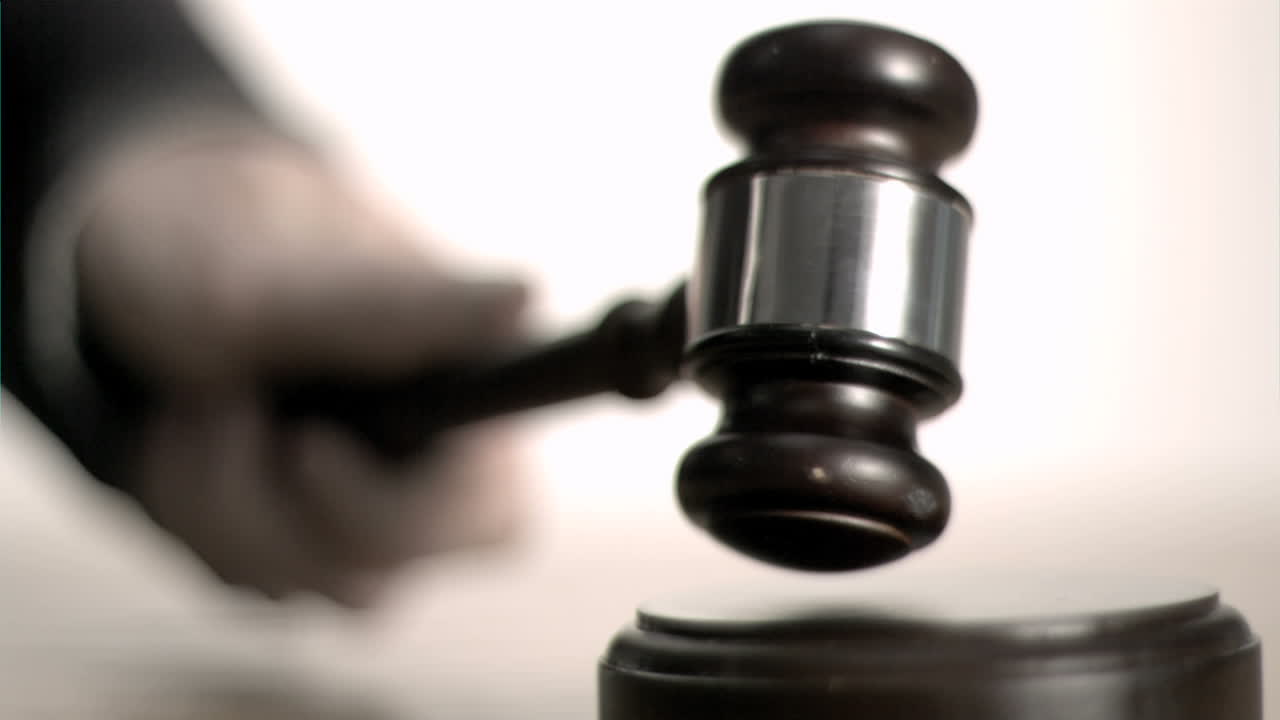 golpeando el martillo con la mano en cámara súper lenta