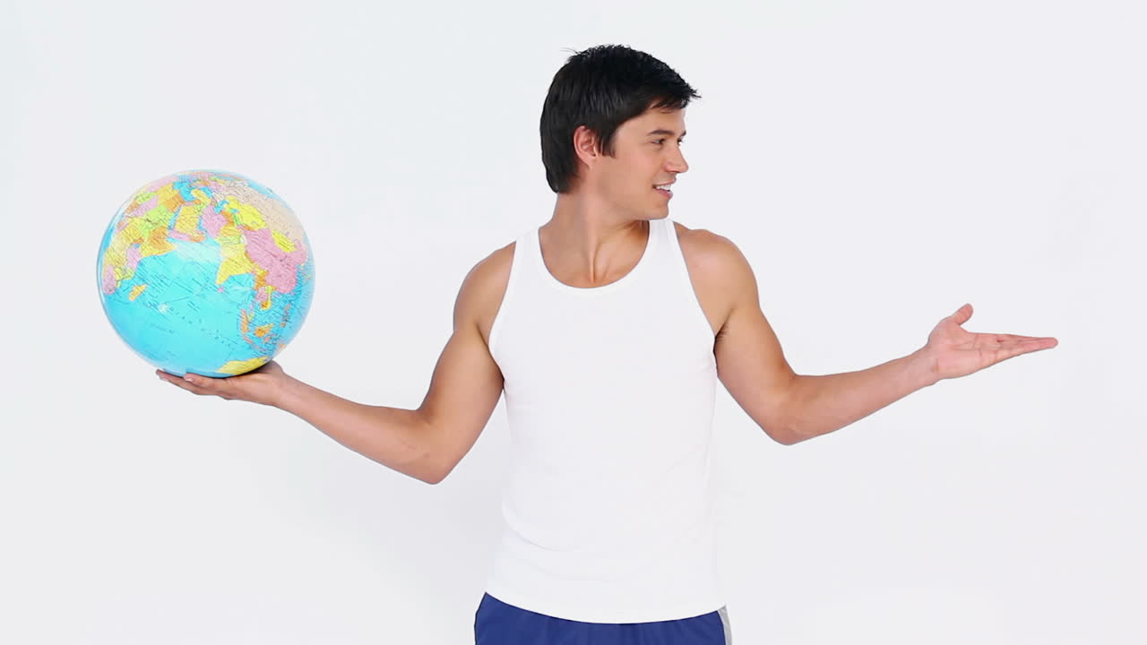 손에 구를 들고 있는 남자