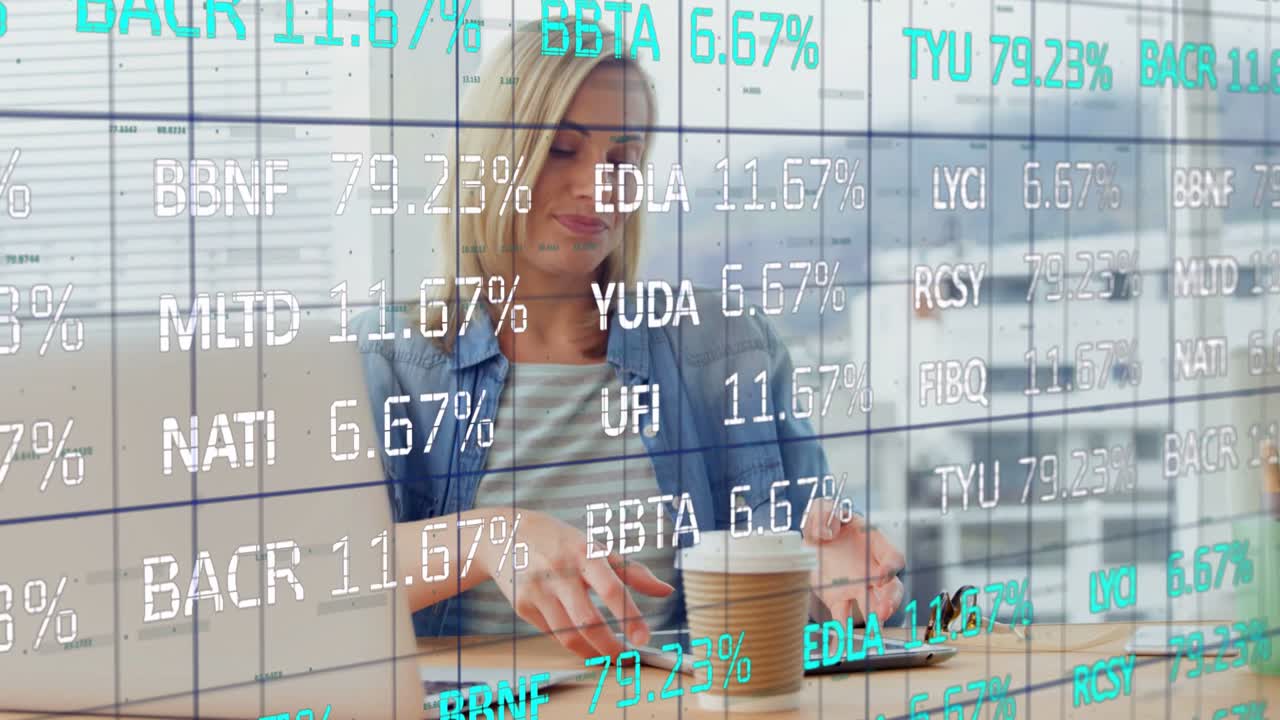 Vertikal video: Kvinna i jeans skriver, sippar från pappersmugg vid skrivbord, knackar på telefon, laptop med ticker-rutnät.