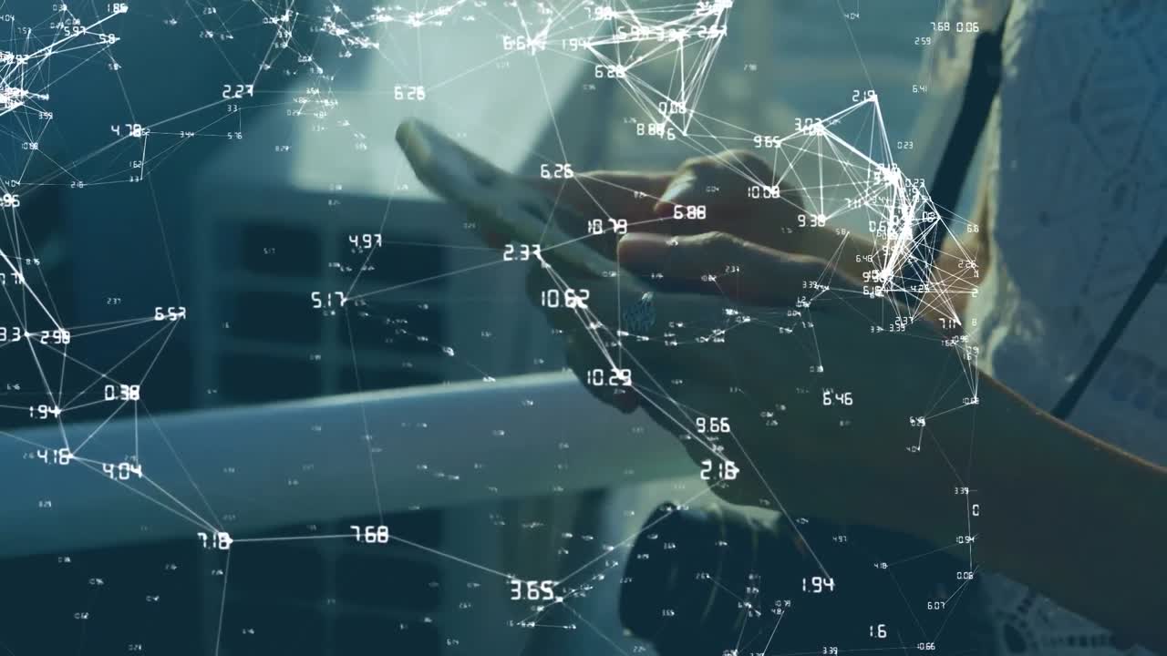 스마트 폰을 사용하는 백인 여성에 대한 연결 네트워크와 컴퓨터 회로판의 애니메이션