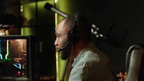 primer plano de un alegre jugador de esports actuando en un torneo de juegos