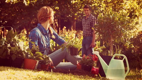 Glückliches-Paar-Bei-Der-Gartenarbeit-Im-Park