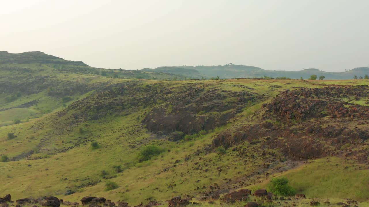 Paesaggio vallivo lussureggiante nel Maharashtra, India, di giorno