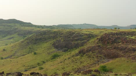 exuberante paisaje del valle en maharashtra, india durante el día