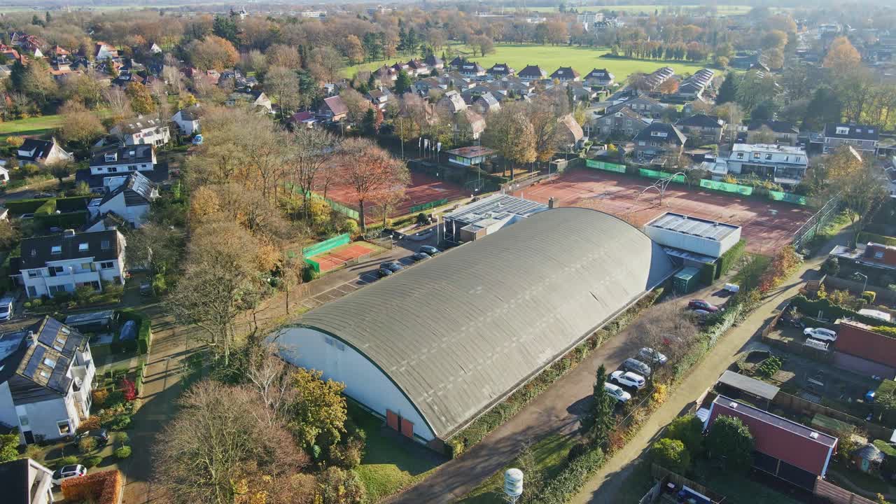 Vue aérienne d'un court de tennis vide dans une petite ville par une journée d'automne ensoleillée