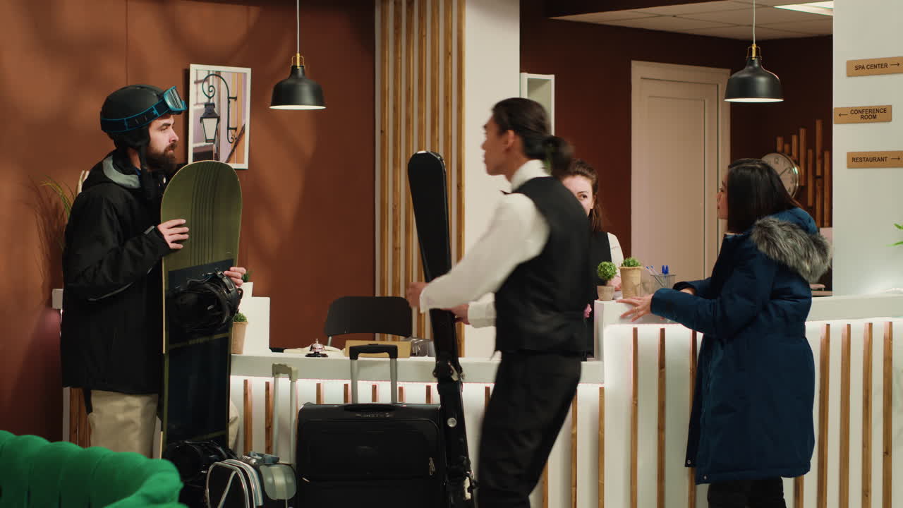 молодая пара с сумками и спортивным инвентарем