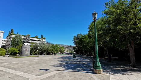 paseo de los jardines nacionales de atenas en un cálido día soleado, dolly hacia adelante