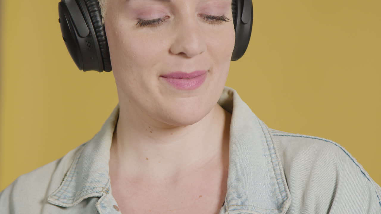 귀에 헤드폰을 끼고 포즈를 취하는 여성 모델 02