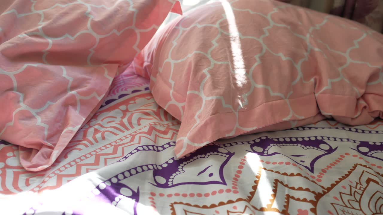 ropa de cama rosada y con patrones