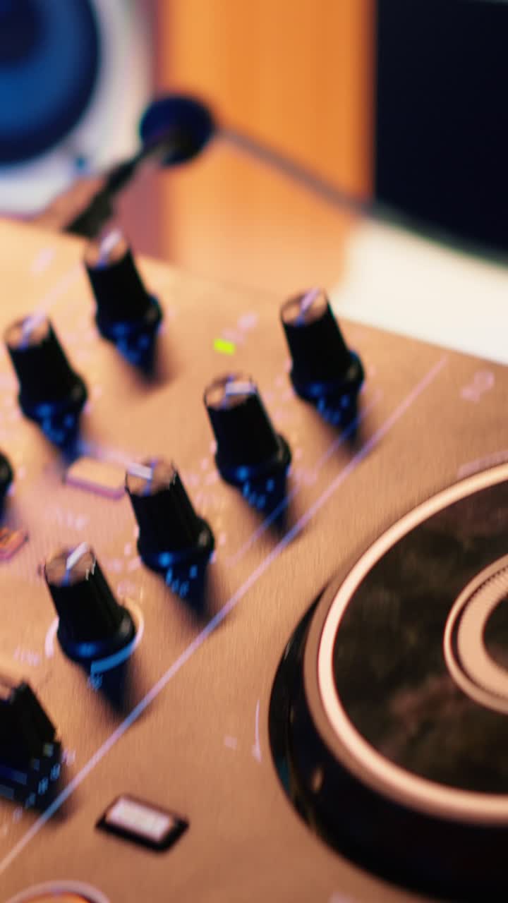 Hænder justerer fadere og knapper på DJ-controller