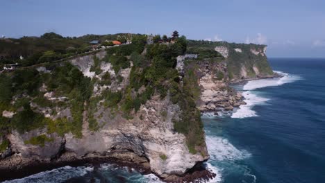 Imposante-Und-Schroffe-Kalksteinfelsen-Der-Halbinsel-Bukit,-Uluwatu,-Bali