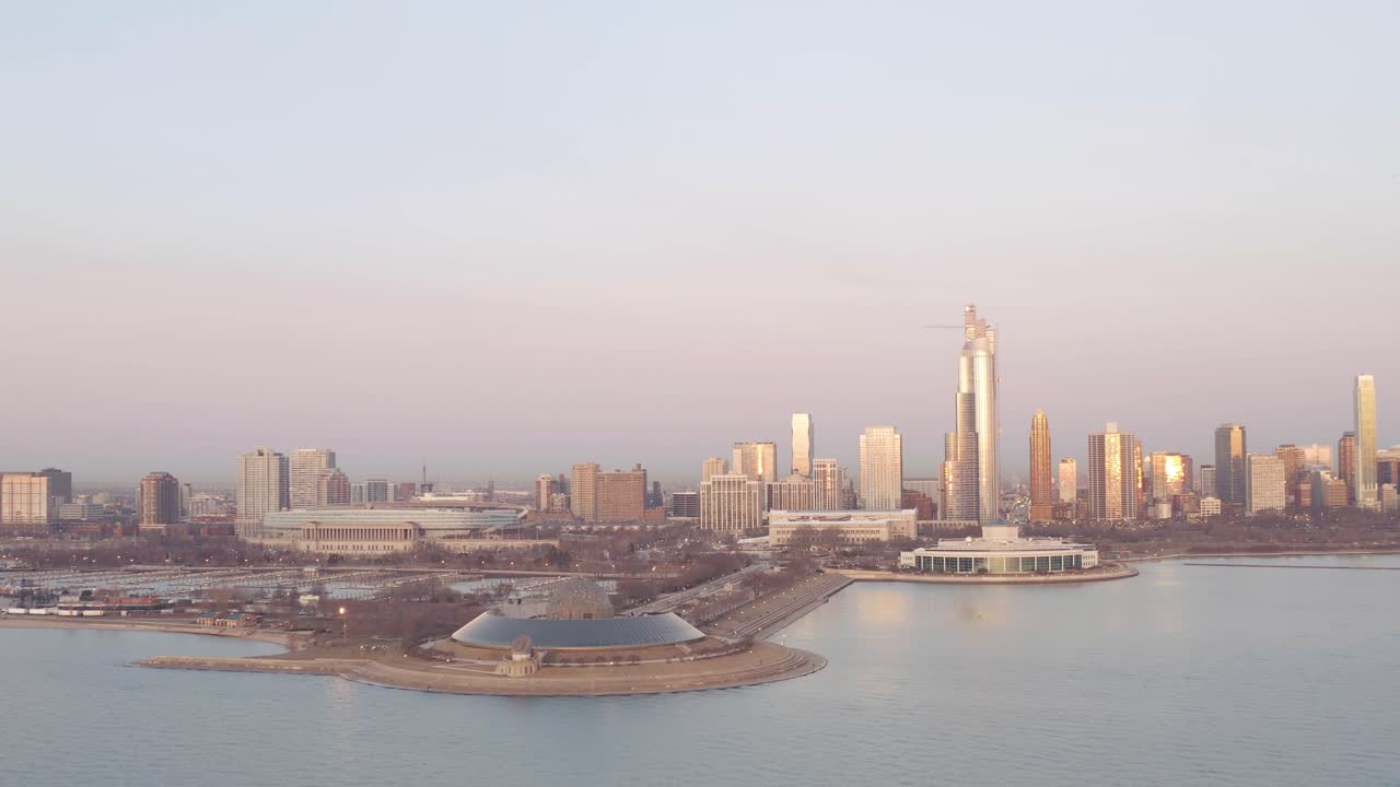 vista aérea de la zona sur de chicago con el acuario shedd, el campo de soldados y el planetario durante la puesta de sol
