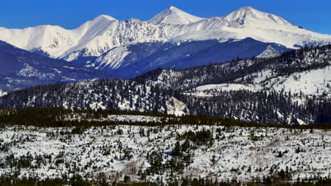 Verschneiter-Winter,-Drossel,-Blauer-Himmel,-Kalt,-Colorado,-Luftaufnahme,-Drohne,-Gefrorener-See,-Dillon,-Frisco,-Silverthorne,-Keystone,-Breckenridge,-Landschaftsansicht,-Greys-Und-Torreys,-Fourteener,-I70,-Kreis,-Links,-Zeitlupe,-Gezoomt