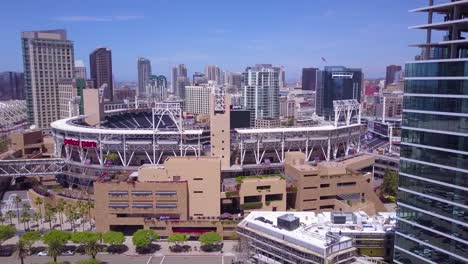 Una-Toma-Aérea-Sobre-El-Centro-De-San-Diego-Con-El-Estadio-Petco-Park-En-Primer-Plano