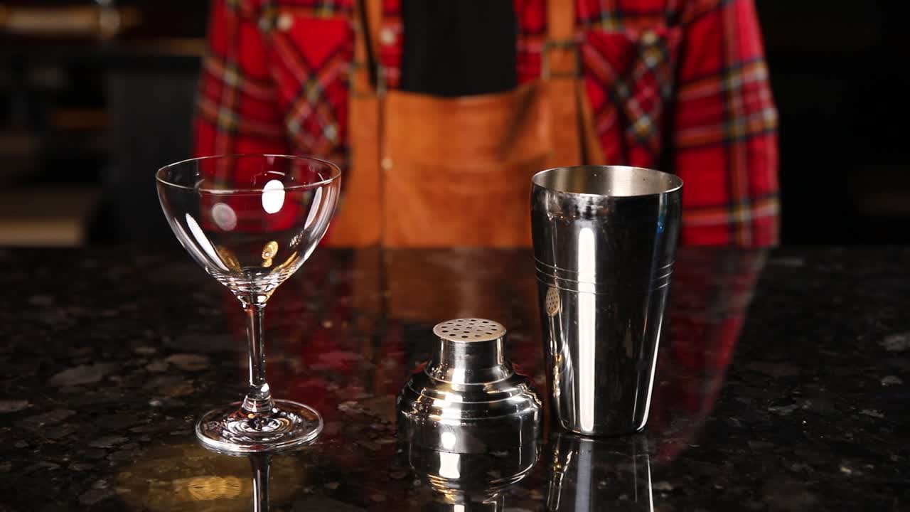 el camarero preparando un cóctel.