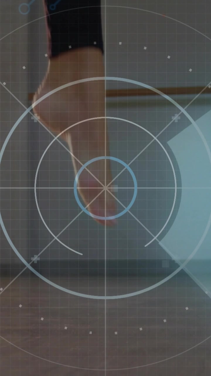 Video verticale: Una ballerina sposta il peso, alzandosi sulle punte dei piedi in studio, con un HUD che guida l'equilibrio.