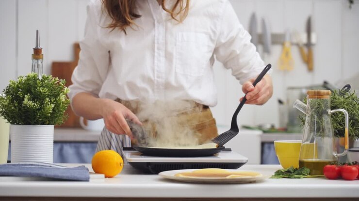 Cuoco che gira un pancake nella padella