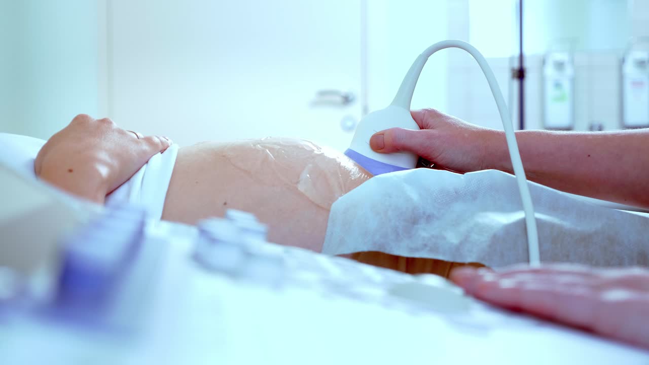 Esame ad ultrasuoni di una donna incinta