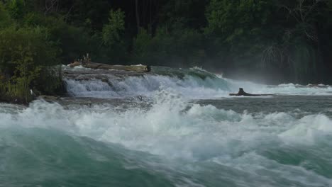 The-danger-of-the-fast-flowing-rapids-on-the-Niagara-River-above-the-falls