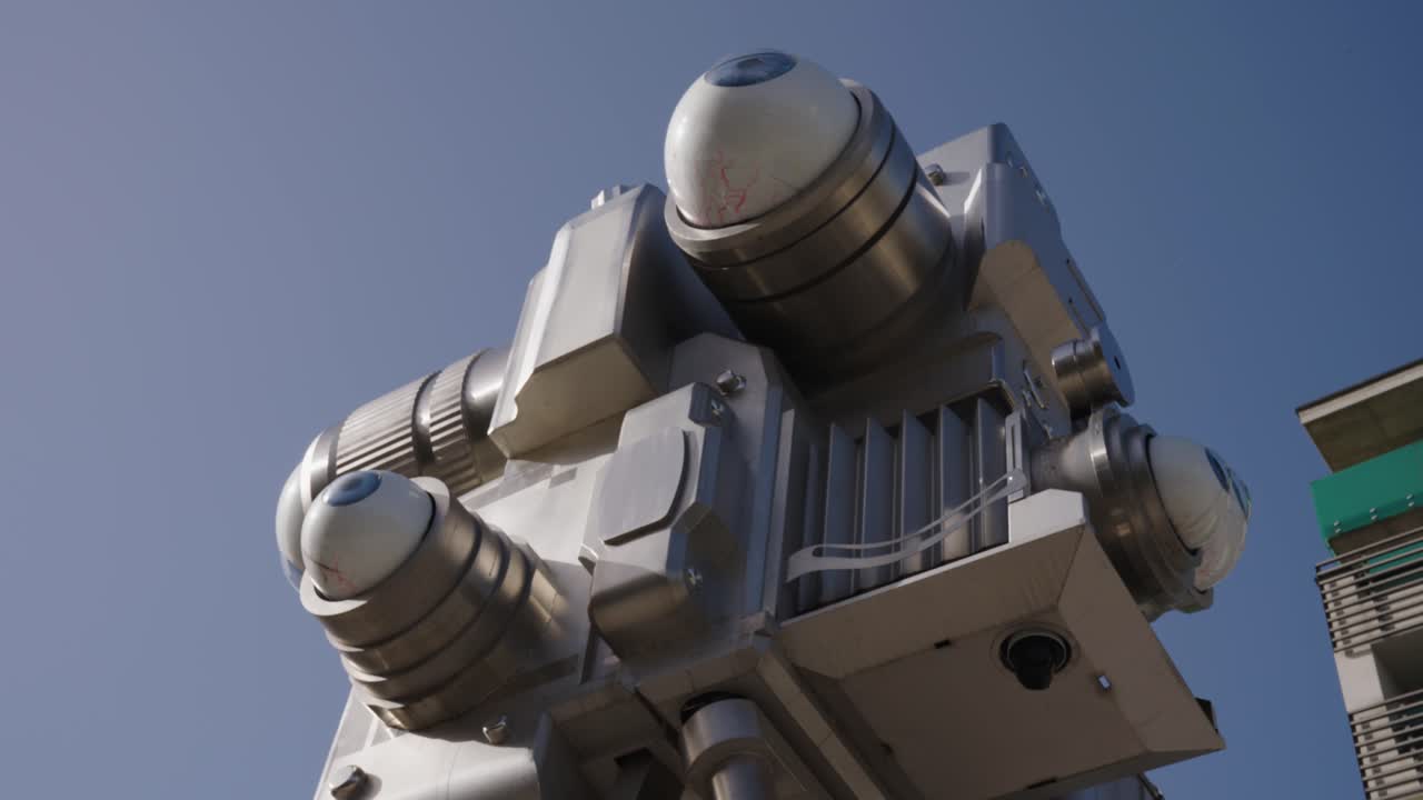 instalación artística peculiar al aire libre, escultura trifot, praga, república checa