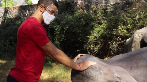 hombre calentándose al aire libre con mascarilla debido a covid-19