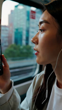 mujer en un tren