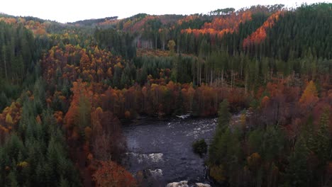 Sobrevuelo-De-Drones-Aéreos-De-Los-Rápidos-Del-Río-En-Otoño-De-Escocia