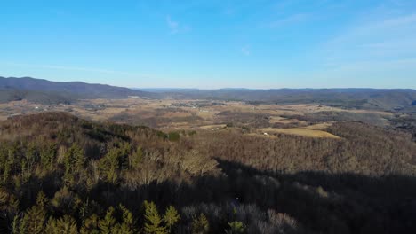 Este-Video-Es-Una-Toma-Aerea-Volando-Sobre-Los-Arboles-Hacia-El-Pequeno-Pueblo-De-Hillsboro,-Virginia-Occidental