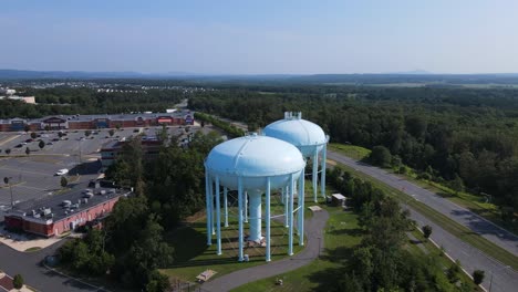 Excelente-Vista-Aérea-De-Torres-De-Agua-Cerca-De-Los-Suburbios-De-Leesburg,-Virginia