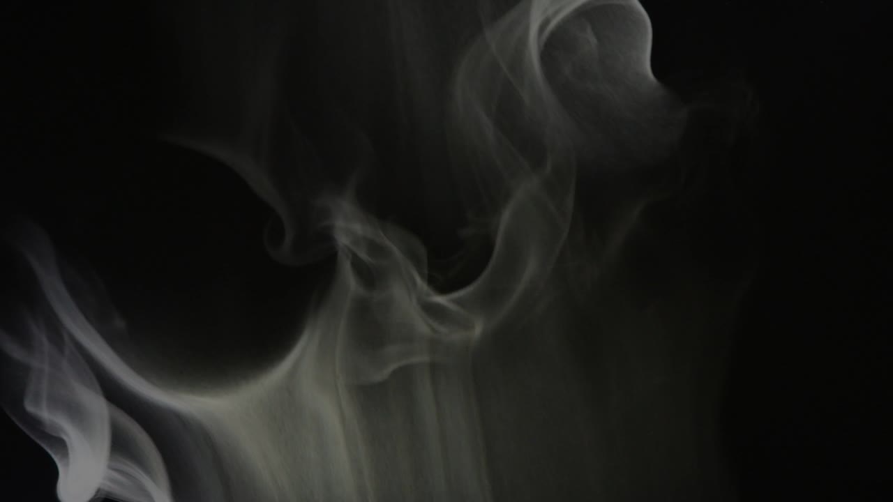 Fumo dal basso verso l'alto e dall'alto verso il basso. Nuvola di nebbia fredda su sfondo nero. Fumo realistico ideale per l'uso in composizione, vapore su sfondo nero