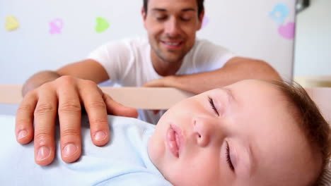 Padre-Feliz-Cuidando-A-Su-Hijo-En-La-Cuna-