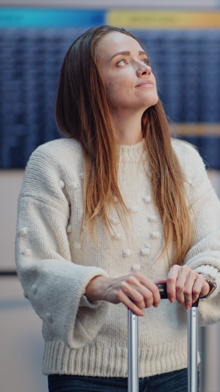 mujer esperando en el aeropuerto