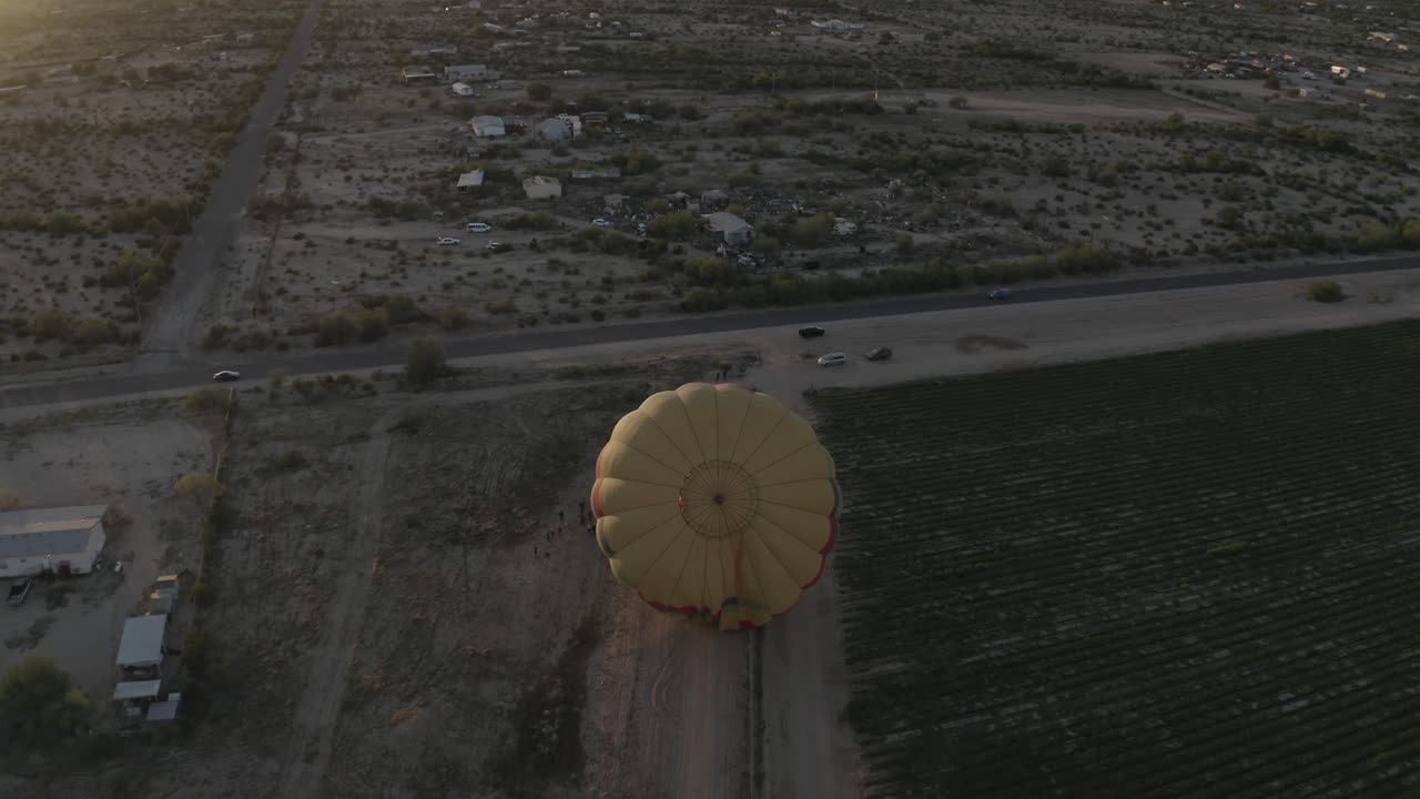 dron volando alrededor de un globo aerostático mientras se infla_05