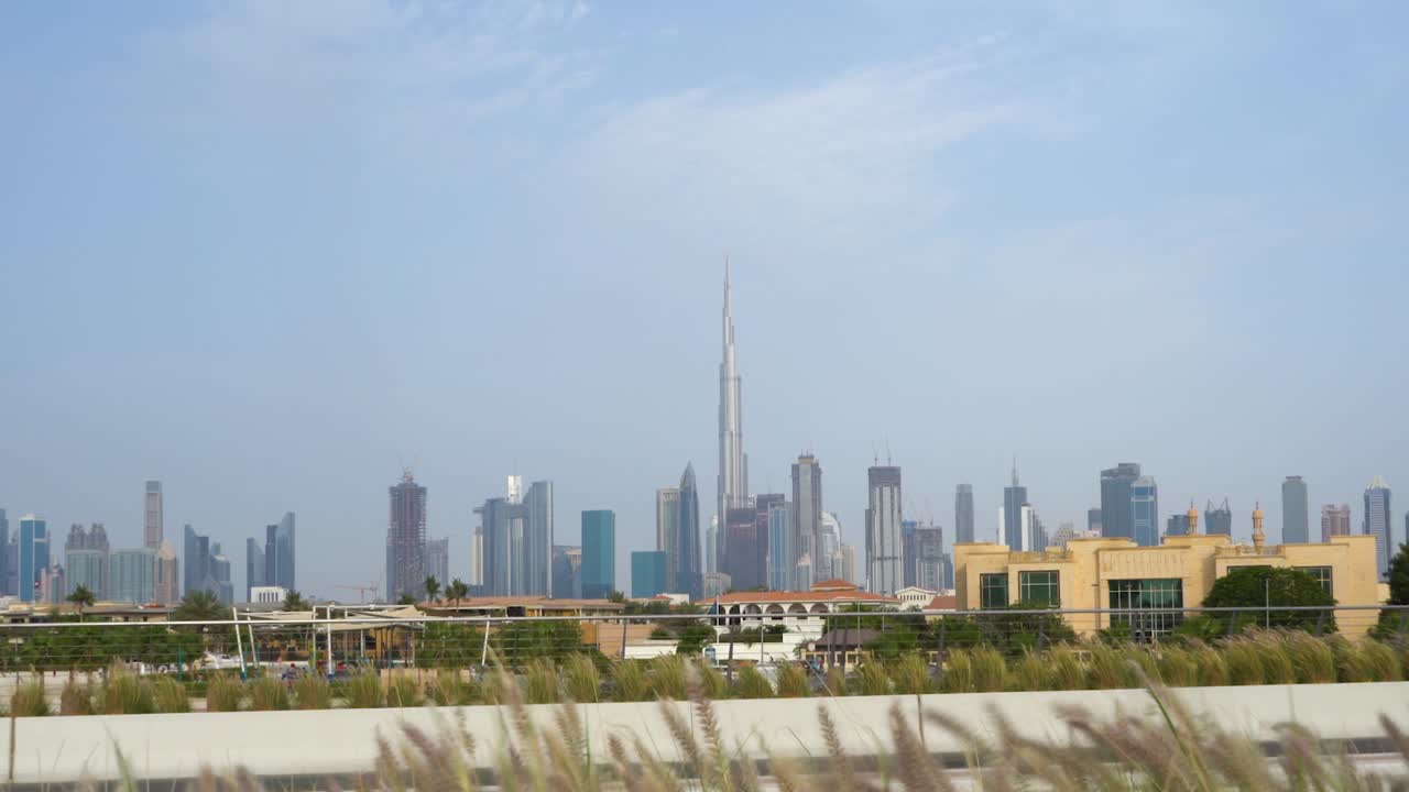 Vista panoramica sullo skyline di Dubai dal ponte in una tipica giornata di sole
