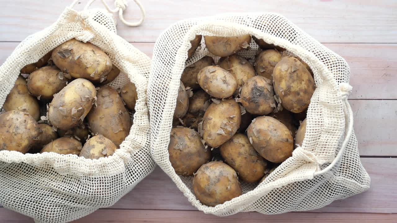 patatas frescas en bolsas de malla reutilizables