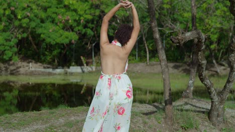 Vista-Asombrosa-De-Una-Chica-Latina-Caminando-Hacia-Un-Lago-En-El-Parque-En-Un-Día-Soleado