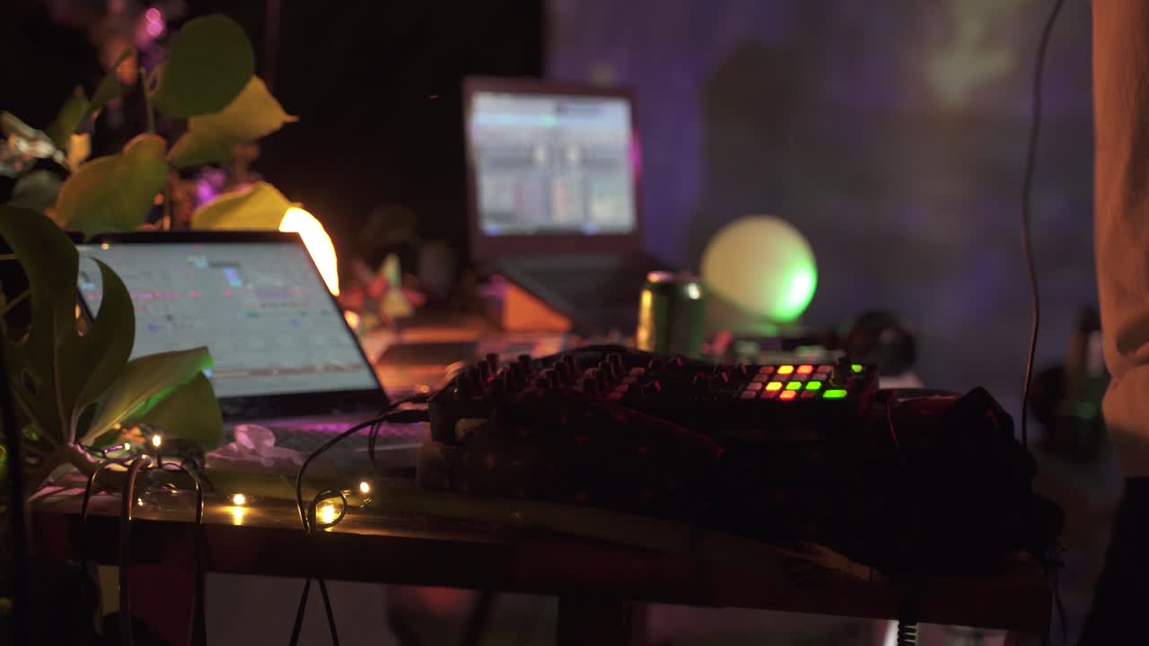 Primo piano di un DJ che mixa musica al giradischi durante una festa di notte