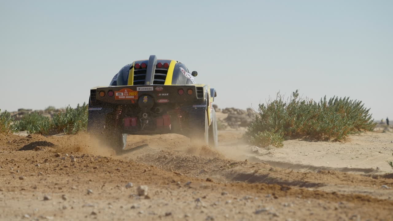coche de carreras dakar tomando un giro arenoso con polvo en el evento del rally dakar