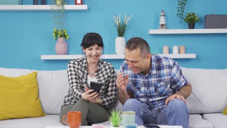 una pareja de usuarios de redes sociales riendo en voz alta.